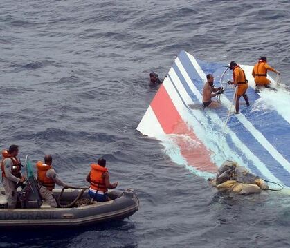 Ein Wrackteil der abgestürzten Air-France-Maschine AF 447 wird von einem Rettungsteam der brasilianischen Marine im Atlantik 