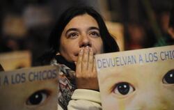 Eine Menschenrechtsaktivistin ist während der Urteilsverkündung den Tränen nah. Foto: Sergio Goya