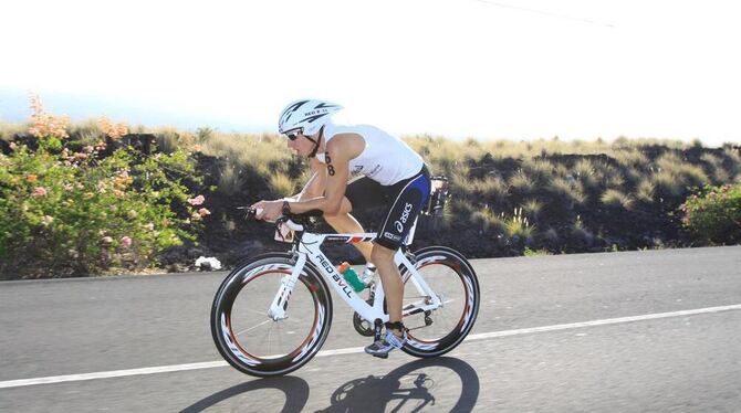 Beim Radeln muss Stephan Vuckovic (Bild) das Trio Andreas Raelert, Michael Kienle und Marino Vanhoenacker ziehen lassen.    FOTO