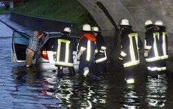 Feuerwehrmänner helfen in Raisting (Oberbayern) einem Autofahrer, der mit seinem Fahrzeug in einer Unterführung feststeckt. F