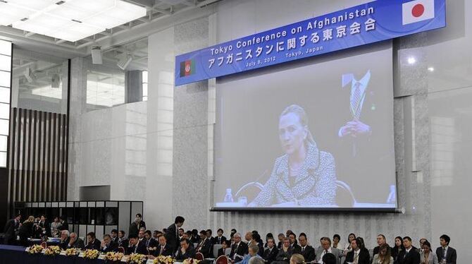 Teilnehmer der Afghanistan-Konferenz hören der Ansprache von US-Außenministerin Clinton zu. Foto: Franck Robichon
