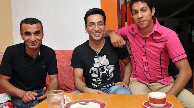 Wollen keine Almosen, sondern Arbeit (von links): die Flüchtlinge Hamid (24), Fardin (33) und Daniel (23). FOTO: NIETHAMMER