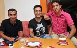 Wollen keine Almosen, sondern Arbeit (von links): die Flüchtlinge Hamid (24), Fardin (33) und Daniel (23). FOTO: NIETHAMMER