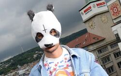Der Typ mit der Maske - der Pandamaske: Cro. Foto: Bernd Weißbrod 