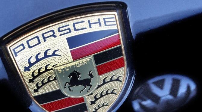 Ein VW spiegelt sich im Lack eines Porsches. Foto: Karl-Josef Hildenbrand / Archiv