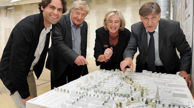 »Integrative Anbindung«: Gartenarchitekt Eric Schuler, Architekt Dieter Raichle, Baubürgermeisterin Ulrike Hotz und GWG-Chef Kar