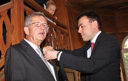 Dr. Hermann Wundt (links) nahm von Finanz- und Wirtschaftsminister Dr. Nils Schmid die Auszeichnung entgegen.