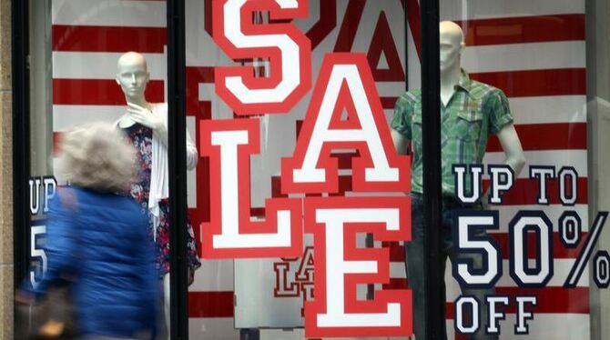 Ein Modehändler wirbt in Düsseldorf mit vorgezogenen Rabattaktionen um Kunden. Foto: Martin Gerten