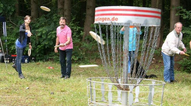Zahlreiche Interessierte - darunter Gemeinderäte - versuchten sich am Sonntag am »Discgolfen«.  FOTO: LEIPPERT