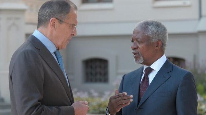 Der UN-Sondergesandte Kofi Annan wird vom russischen Außenminister Sergej Lawrow begrüßt. Foto: epa/str
