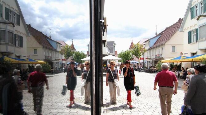 Im Spiegel des Schaufensters: Teile der Reutlinger Straße in Metzingen können zur Fußgängerzone werden. Vorausgesetzt, am Donner