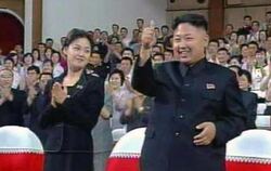 Kim Jong Un und die mysteriöse Frau: Am 6. Juli entstand dieses für nordkoreanische Verhältnisse ausgesprochen ungewöhnliche 