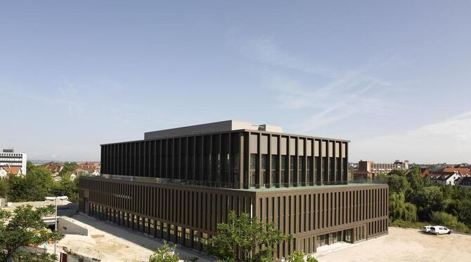 Der Computer macht es möglich: die Stadthalle ohne Baustellen-Umfeld. Auch die Technikzentrale auf dem Dach soll nun - real - ka