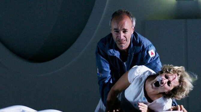Dietrich Henschel als Kris Kelvin und Marie Arnet als Harey stehen im Mittelpunkt der Oper »Solaris«.Foto: Bregenzer Festspie