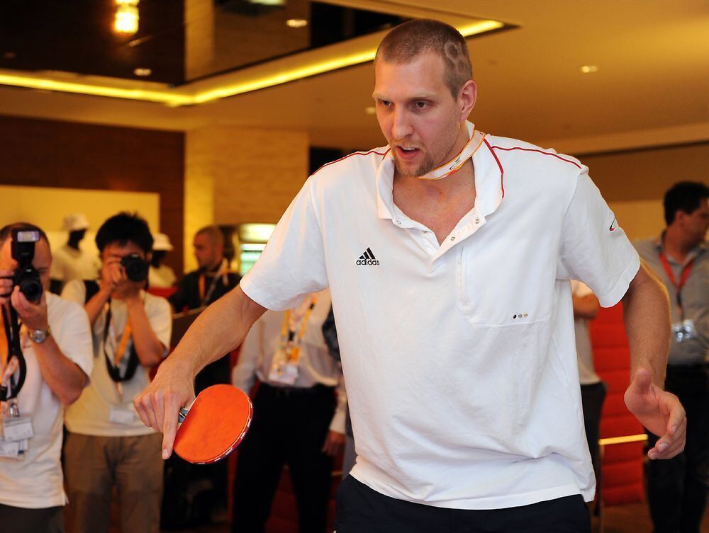 Der deutsche Basketball-Nationalspieler Dirk Nowitzki bei der Eröffnung des Deutschen Hauses zu den Olympischen Spielen in Pekin