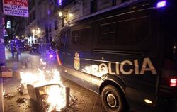 Eine brennende Mülltonne nach den Demonstrationen in der Stadt Puerta del Sol. Foto: Kote Rodrigo
