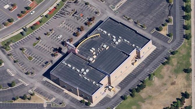 Der Screenshot von Google Earth zeigt das Kino in der Stadt Aurora bei Denver, in dem bei einer Bluttat mindestens 14 Mensche