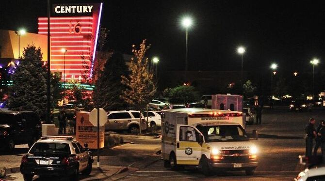 Ein Krankenwagen hält vor dem Kino. Foto: Bob Pearson.