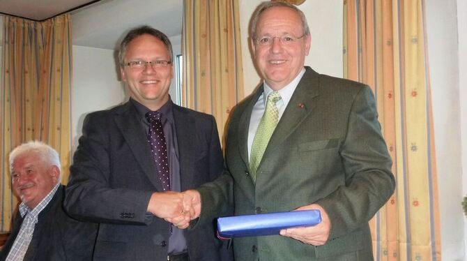 Pfronstettens Bürgermeister Reinhold Teufel verabschiedet Revierförster Rudolf Beck (rechts). FOTO: PR Pfronstettens Bürgermeister Reinhold Teufel verabschiedet Revierförster Rudolf Beck (rechts). FOTO: PR