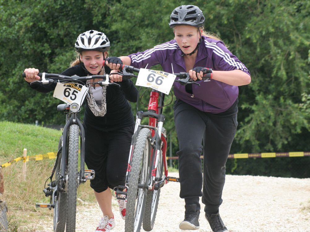 »Haut rein mit euren Teams« Schülerwettkampf im Bikepark Kreis Tübingen Reutlinger General