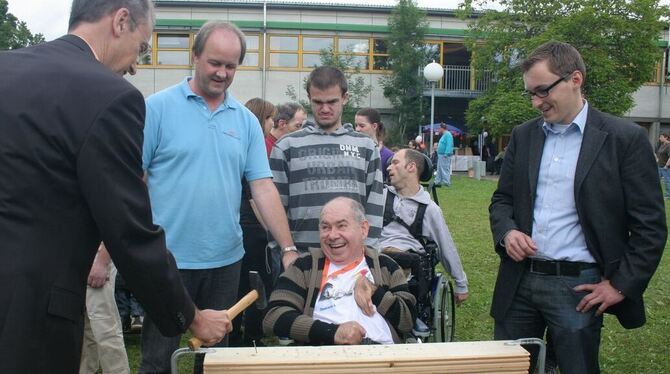 Sommerfest im Freundeskreis: Vorsitzender Horst Gessert (links) traf gestern zielsicher den Nagel, beobachtet von Bürgermeister