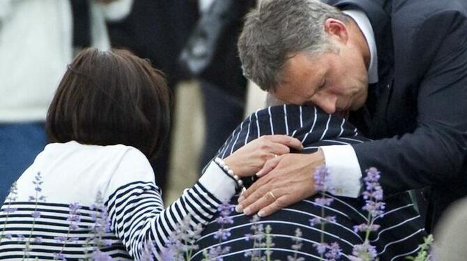 Trauer und Trost: Norwegens Ministerpräsident Jens Stoltenberg am Tag nach dem Massaker von Utoya am 23.7.2011. Foto: Bjoern