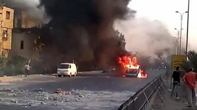 Ein Video-Ausschnitt zeigt angeblich ein brennendes Auto in Damaskus. Foto: EPA/Shaam News Network