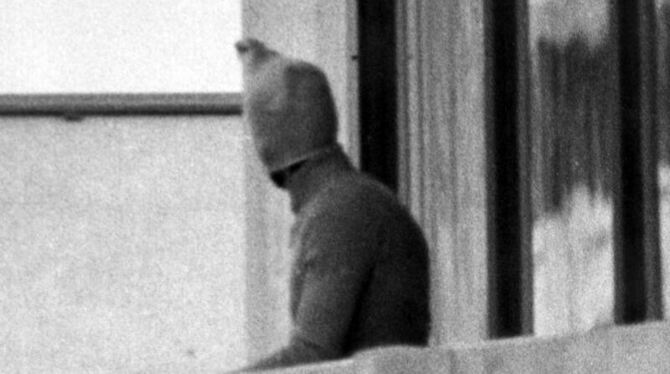 Ein vermummter arabischer Terrorist zeigt sich am 5.9.1972 auf dem Balkon des israelischen Mannschaftsquartiers im Olympische