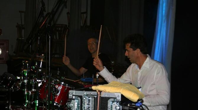 Gastgeber Harald Wester mit Hans-Dieter Stumpe an den Drums.  FOTOS: SCHEURER