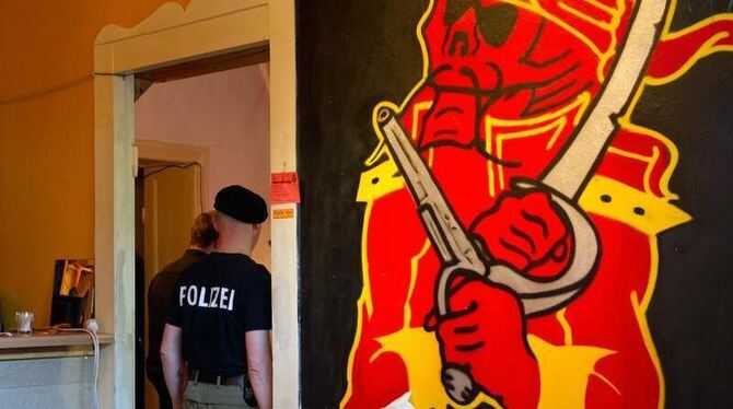 Polizeibeamte durchsuchen im Berliner Stadtteil Pankow die Räume eines Mietshauses. Foto: Soeren Stache