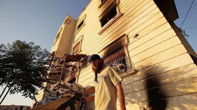 Ein syrischer Rebell bewacht eine verlassene Kaserne im Umland von Aleppo. Foto: Sinan Gul Ein syrischer Rebell bewacht eine verlassene Kaserne im Umland von Aleppo. Foto: Sinan Gul