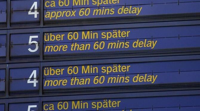 Die Entgleisung eines Intercitys vor dem Stuttgarter Hauptbahnhof bewirkt weitere Verspätungen im Zugverkehr. Foto: Boris Roe