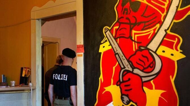 Polizeibeamte durchsuchen in Berlin Räume in einem Mietshaus. Der Klub im Erdgeschoss wird Rockern der Bandidos zugeordnet. F