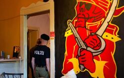 Polizeibeamte durchsuchen in Berlin Räume in einem Mietshaus. Der Klub im Erdgeschoss wird Rockern der Bandidos zugeordnet. F