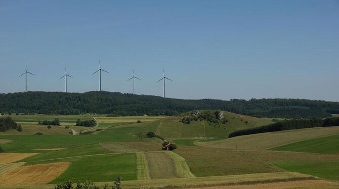 Fünf Windkraft-Anlagen im Bereich Hochfleck, von Undingen aus gesehen: So könnte es aussehen, wenn der Standort tatsächlich verw