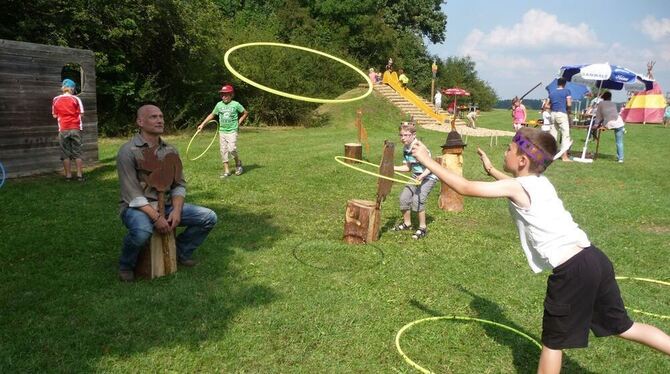 Hufeisenwerfen mal etwas anders: Sonnenbühls Kinder starteten beim Ferienfest im »Indianerdorf« hinter der Steinbühlhalle aktiv in die Sommerferien. 	FOTO: MAIER