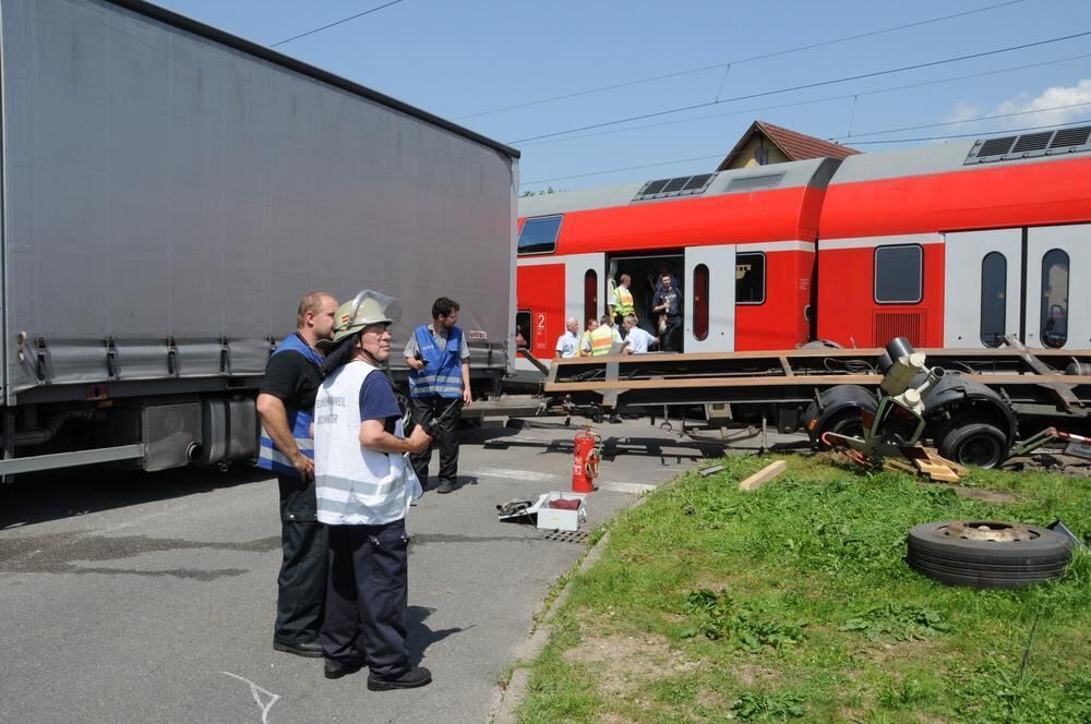 Zugunglück Regional-Express rammt in Wannweil Anhänger