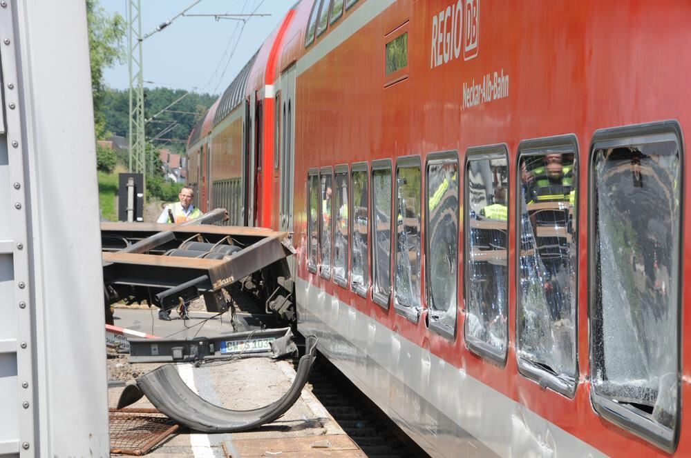 Zugunglück Regional-Express rammt in Wannweil Anhänger