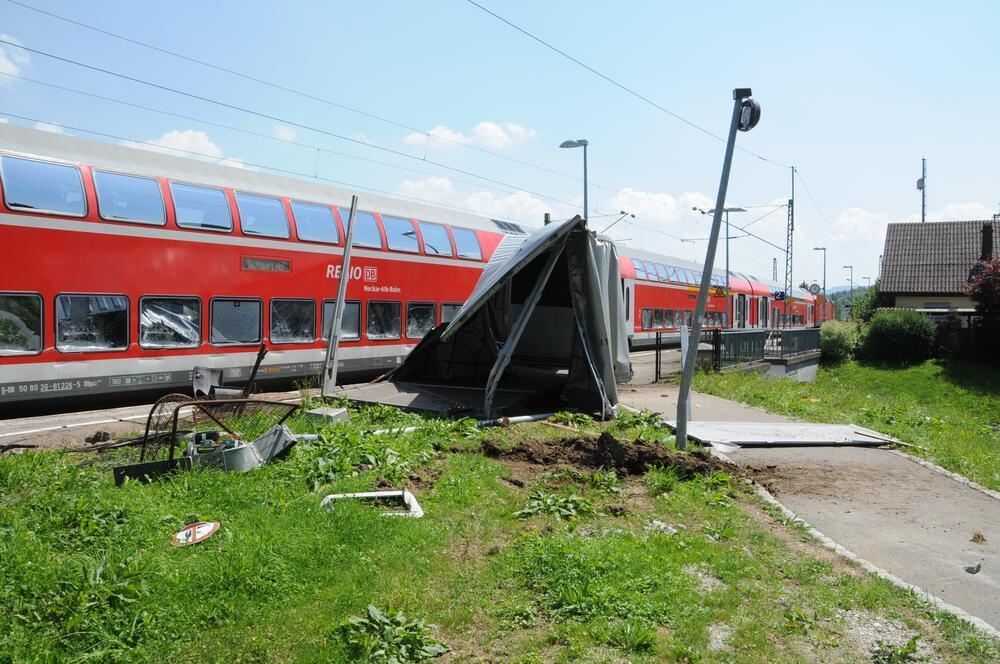 Zugunglück Regional-Express rammt in Wannweil Anhänger