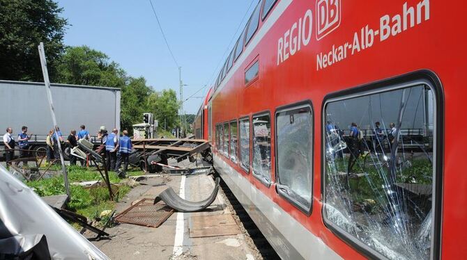 Zugunglück Regional-Express rammt in Wannweil Anhänger