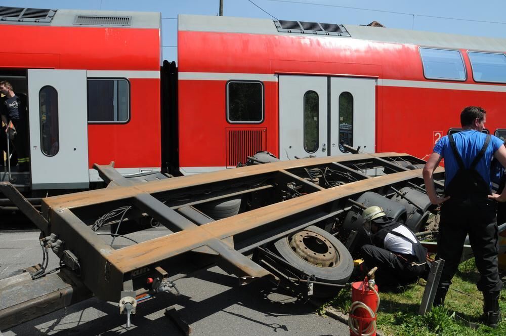 Zugunglück Regional-Express rammt in Wannweil Anhänger
