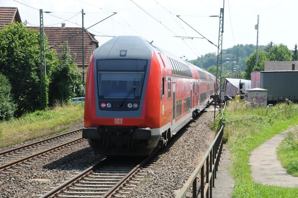 Zugunglück Regional-Express rammt in Wannweil Anhänger