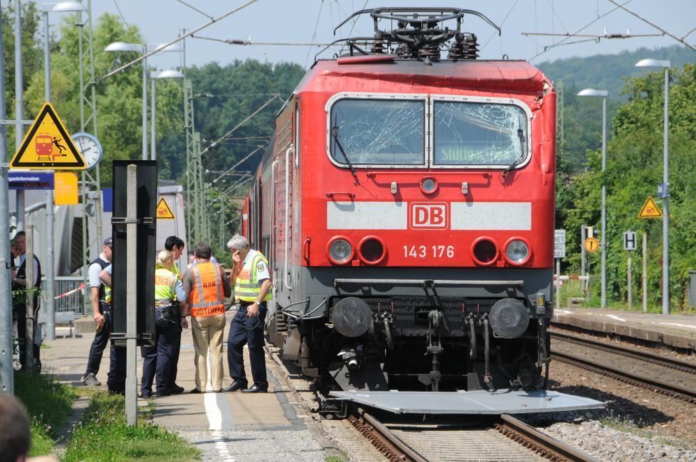 Zugunglück Regional-Express rammt in Wannweil Anhänger