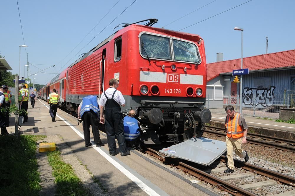 Zugunglück Regional-Express rammt in Wannweil Anhänger
