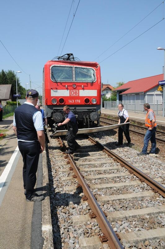 Zugunglück Regional-Express rammt in Wannweil Anhänger
