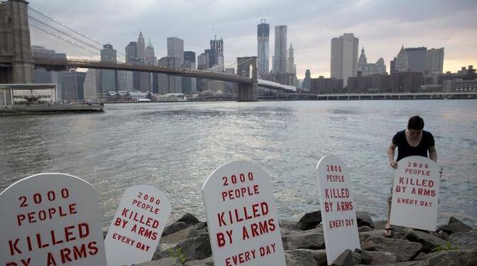 Symbolische Grabsteine: Der »Friedhof« gegenüber dem UN-Hauptsitz in New York symbolisiert die 2000 Menschen, die jeden Tag i