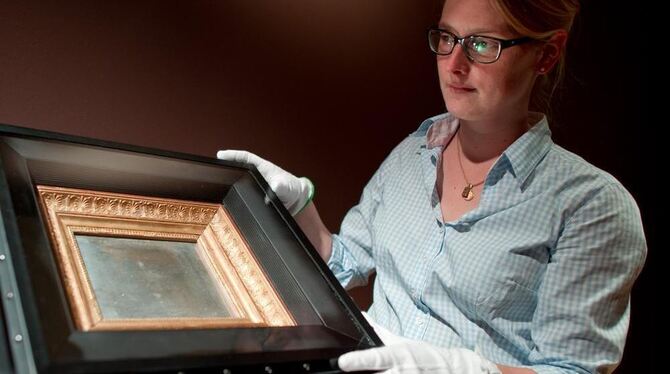 Museumsmitarbeiterin Stephanie Oeben steht in Mannheim in den Reiss-Engelhorn-Museen neben der ältesten Fotografie der Welt. Museumsmitarbeiterin Stephanie Oeben steht in Mannheim in den Reiss-Engelhorn-Museen neben der ältesten Fotografie der Welt.