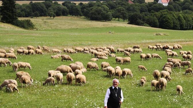 Kennt sich mit schwarzen und weißen Schafen aus: Bischof Gebhard Fürst mit Stotz Herde auf den Weiden rund um Gruorn.