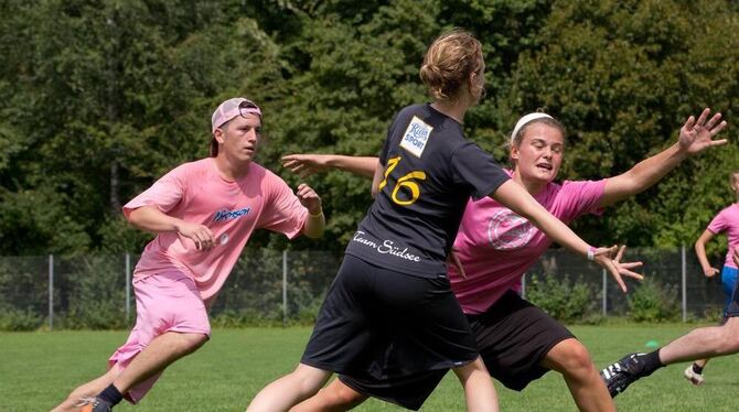 Das Wiener Frisbee-Team »Chuck Bronson« siegte ganz in Rosa im Finale gegen das Team »Südsee« aus Konstanz. FOTO: SCHREIER