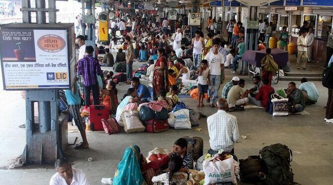 Reisende warten auf einem Bahnhof in Jammu. Ein weitreichender Stromausfall hat das Verkehrssystem in Indien lahmgelegt. Foto